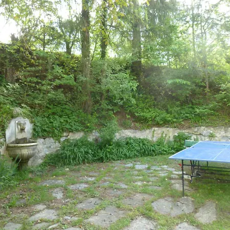 Haus Noains アパート *